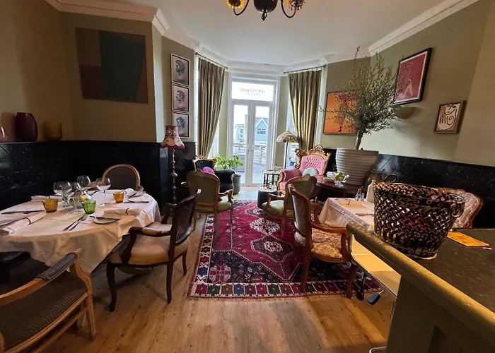 White HouseAirport Hotel